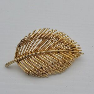 Signed Lisner Layered Textured Gold Tone Metal Leaf Brooch‎ Vintage